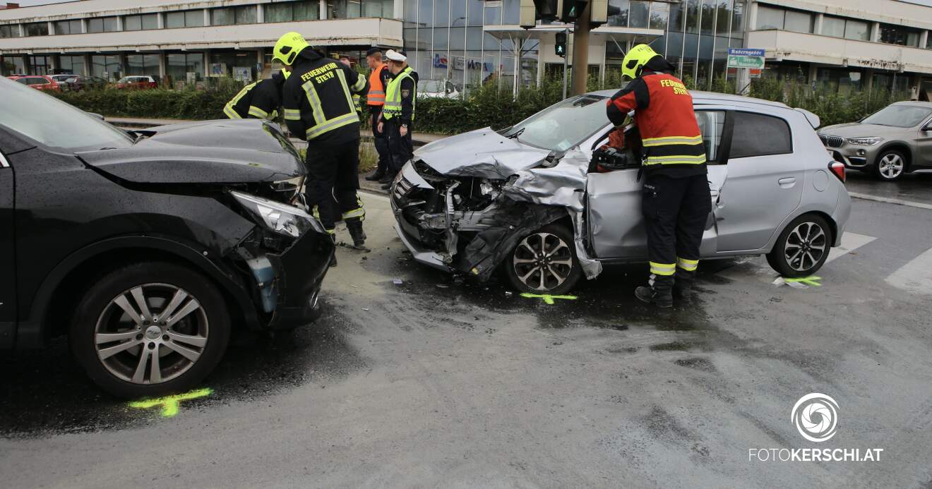 Steyr - Verkehrsunfall mit eingeklemmter Person