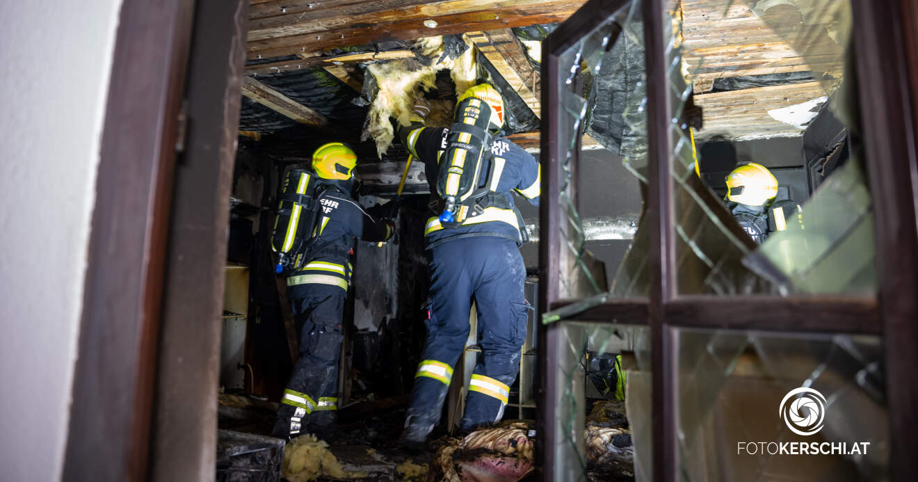 Zwei Personen bei Wohnungsbrand von Feuerwehr gerettet