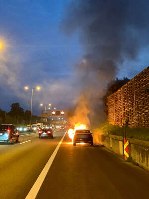 Auto brannte auf der A7 foke-47512.jpg