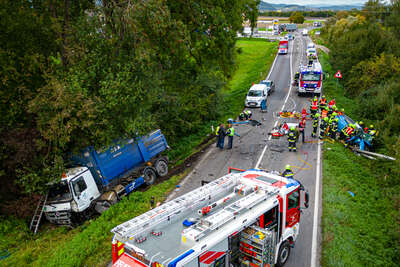 Schwerer Verkehrsunfall zwischen Asten und St. Florian FOKE-2022100316370035-008.jpg