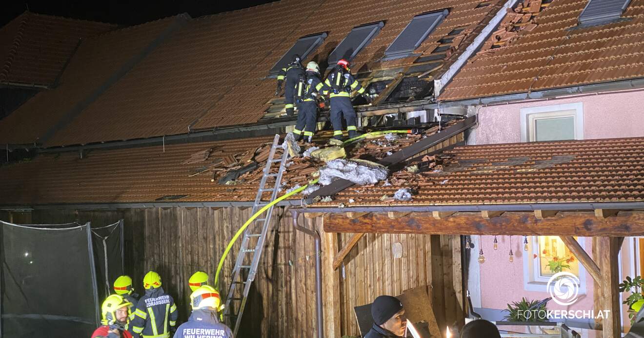 Küchenbrand breitete sich auf Dachstuhl aus: 10 Feuerwehren im Einsatz