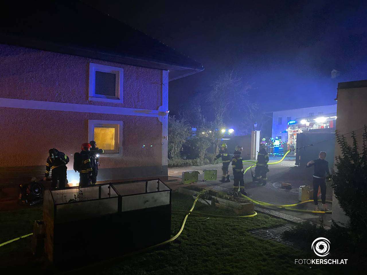 Küchenbrand breitete sich auf Dachstuhl aus: 10 Feuerwehren im Einsatz