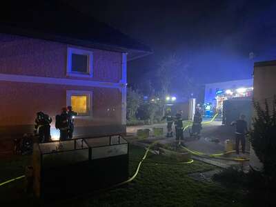 Küchenbrand breitete sich auf Dachstuhl aus: 10 Feuerwehren im Einsatz 5922413104505928677-121.jpg