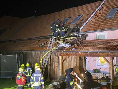 Küchenbrand breitete sich auf Dachstuhl aus: 10 Feuerwehren im Einsatz fkstore-49010.jpg