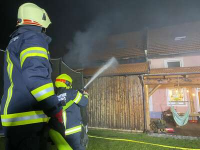 Küchenbrand breitete sich auf Dachstuhl aus: 10 Feuerwehren im Einsatz fkstore-49012.jpg