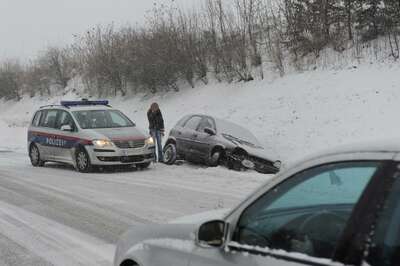 Verkehrsunfall wegen Neuschnee verkehrsunfall-neuschnee_15.jpg