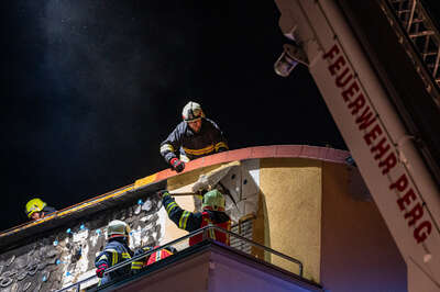 Feuerwehr verhindert Übergriff von Fassadenbrand BRANDSTAETTER-20221022-109.jpg