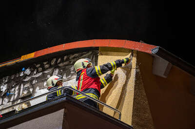 Feuerwehr verhindert Übergriff von Fassadenbrand BRANDSTAETTER-20221022-127.jpg