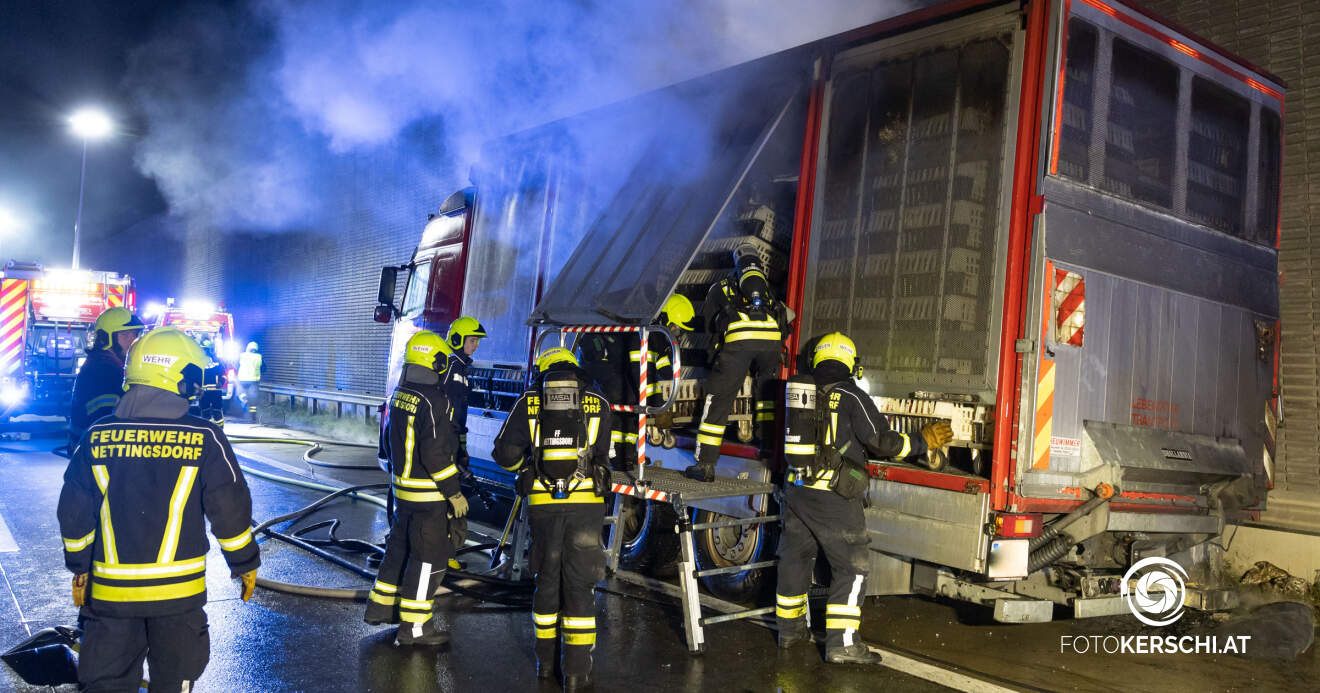 Tiertransporter auf A1 bei Ansfelden in Brand geraten