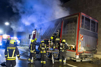 Tiertransporter auf A1 bei Ansfelden in Brand geraten DRAXLER-20221028000050242-003.jpg