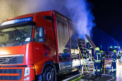 Tiertransporter auf A1 bei Ansfelden in Brand geraten DRAXLER-20221028000050243-004.jpg