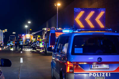 Tiertransporter auf A1 bei Ansfelden in Brand geraten DRAXLER-20221028003350248-031.jpg