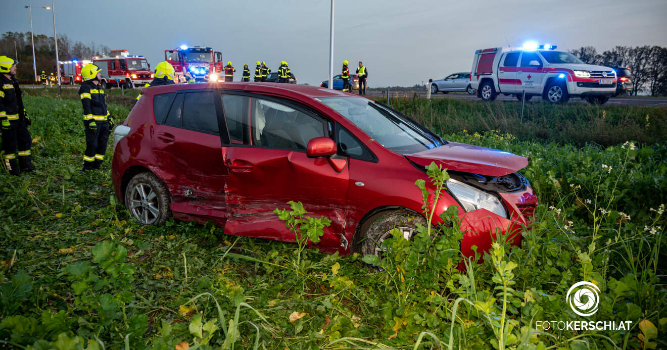 B3 – Fahrzeug landet nach Verkehrsunfall in Feld