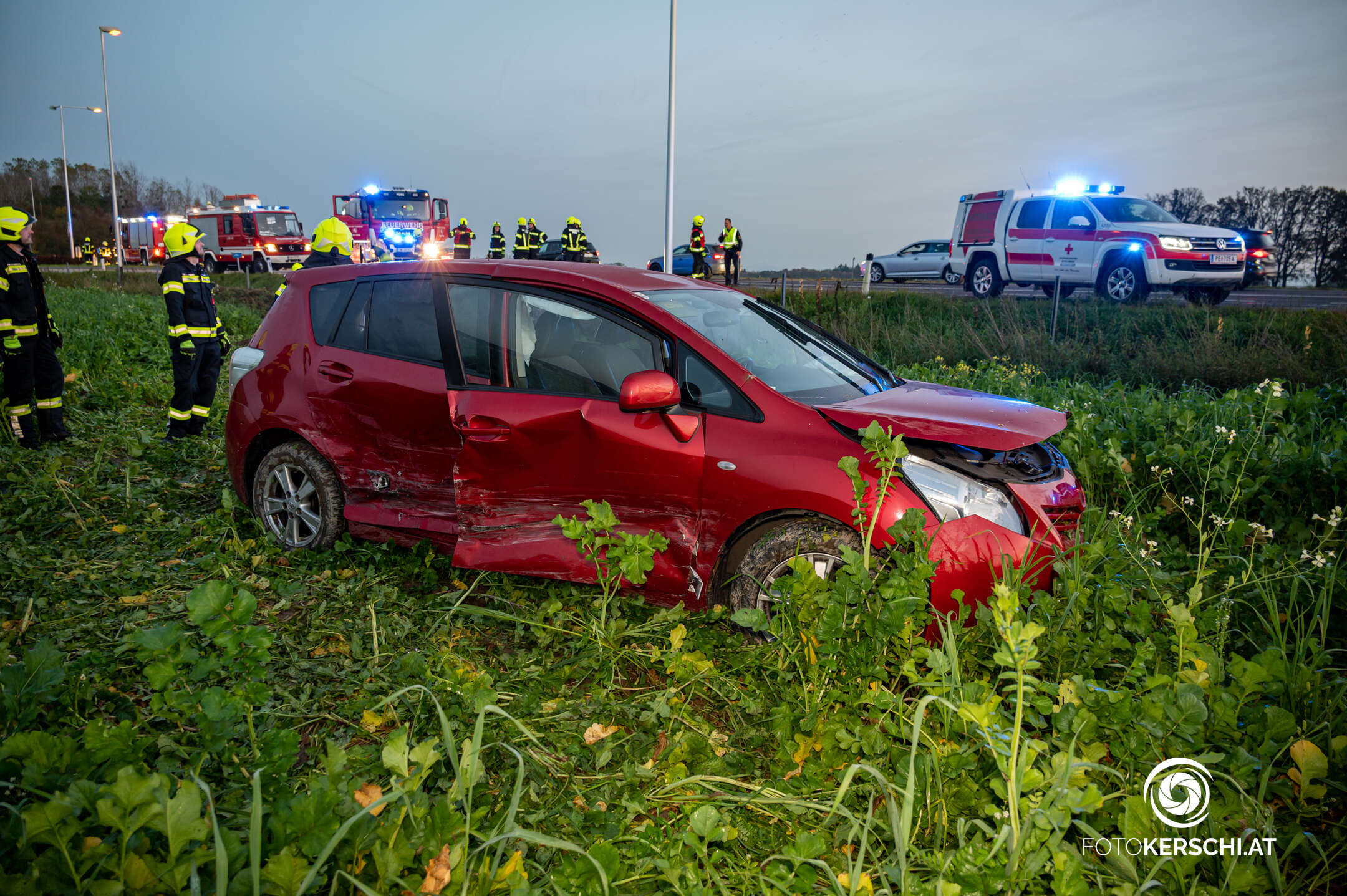 B3 – Fahrzeug landet nach Verkehrsunfall in Feld