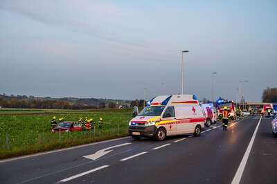 B3 – Fahrzeug landet nach Verkehrsunfall in Feld BRANDSTAETTER-20221030-37.jpg