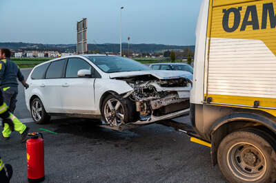 B3 – Fahrzeug landet nach Verkehrsunfall in Feld BRANDSTAETTER-20221030-44.jpg