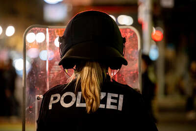 Polizei-Großeinsatz in Halloween-Nacht in Linz FOKE-2022110101187380-064.jpg