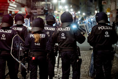 Polizei-Großeinsatz in Halloween-Nacht in Linz FOKE-2022110101197384-068.jpg