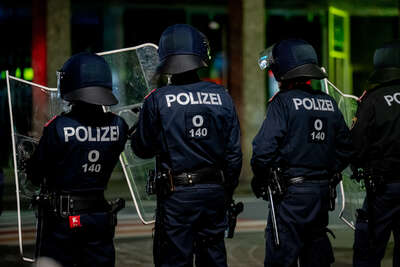 Polizei-Großeinsatz in Halloween-Nacht in Linz FOKE-2022110101217387-071.jpg