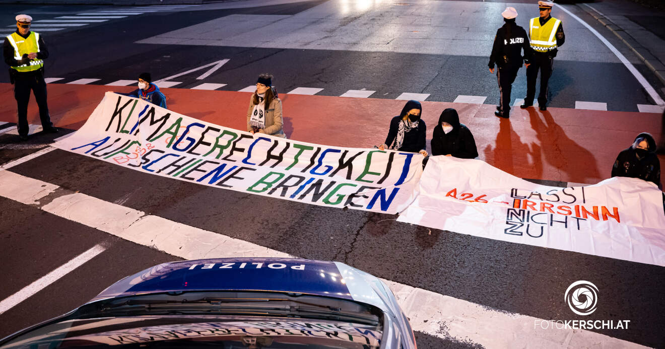 Klima-Aktivisten blockierten Fahrbahn