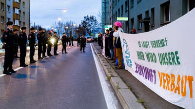 Klima-Aktivisten blockierten Fahrbahn FOKE-2022110517547550-015.jpg