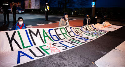 Klima-Aktivisten blockierten Fahrbahn FOKE-2022110518057582-047.jpg