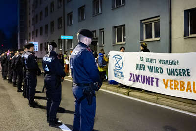 Klima-Aktivisten blockierten Fahrbahn FOKE-2022110518297620-085.jpg