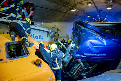 Sperre der A9 nach Verkehrsunfall mit mehreren Fahrzeugen FOKE-2022110712267887-049.jpg