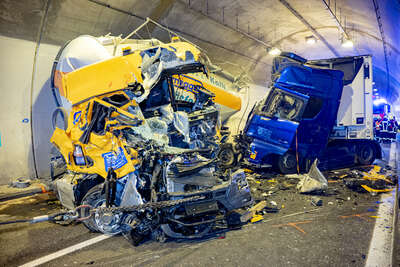 Sperre der A9 nach Verkehrsunfall mit mehreren Fahrzeugen FOKE-2022110713277935-097.jpg