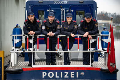Polizisten retten hilflosen Sportler aus Donau FOKE-2022111515138586-003.jpg