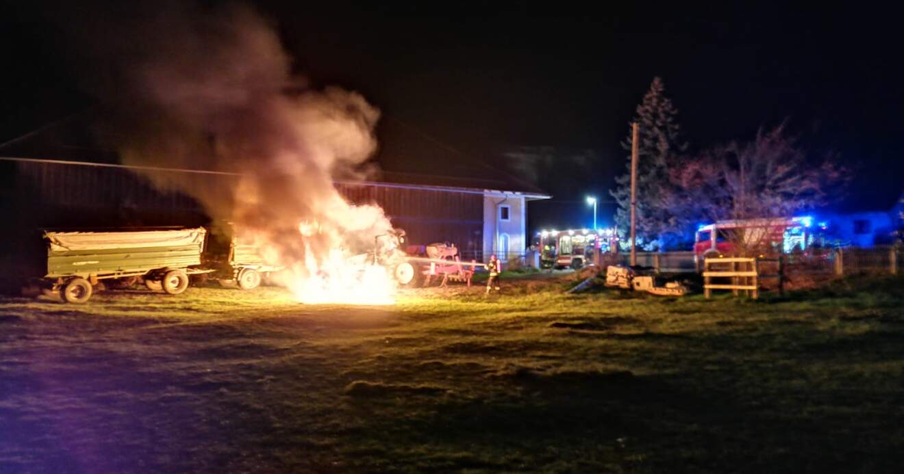 Traktorvollbrand im Ortszentrum Pasching