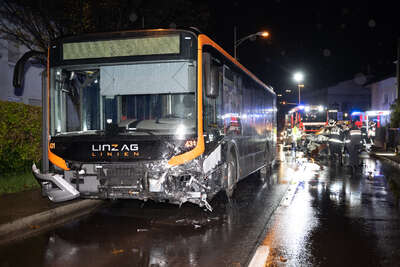 Tödlicher Unfall: Pkw kollidiert mit Linienbus FOKE-2022111821059577-069.jpg