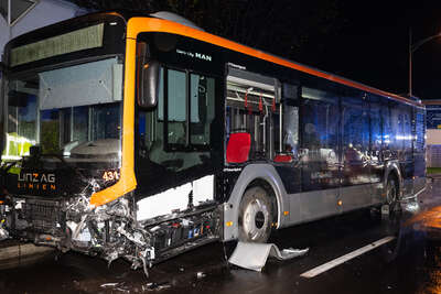 Tödlicher Unfall: Pkw kollidiert mit Linienbus FOKE-2022111820479520-029.jpg