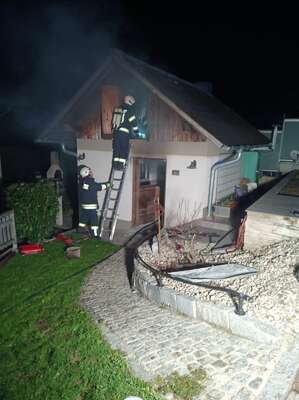 Brand einer Gartenhütte im Ortszentrum von Kleinraming PHOTO-2022-12-03-23-54-17-2.jpg