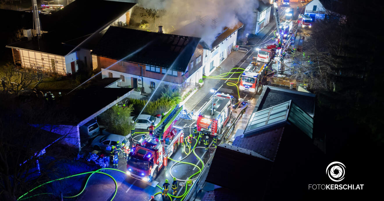 Titelbild: Großeinsatz bei Dachstuhlbrand in Scharnstein
