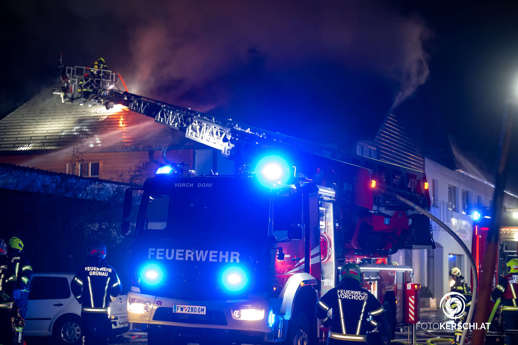 Großeinsatz bei Dachstuhlbrand in Scharnstein