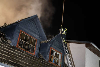 Großeinsatz bei Dachstuhlbrand in Scharnstein FOKE-2022120904501805-021.jpg