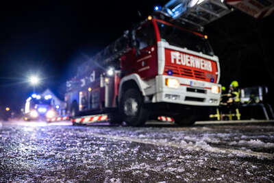 Großeinsatz bei Dachstuhlbrand in Scharnstein FOKE-2022120904581826-033.jpg
