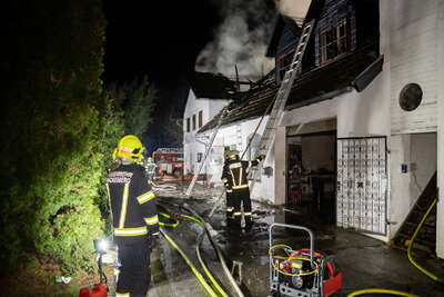 Großeinsatz bei Dachstuhlbrand in Scharnstein FOKE-2022120904521810-023.jpg