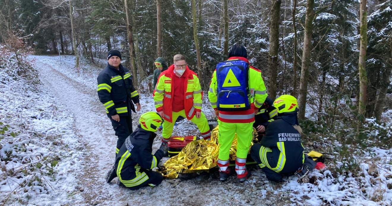 Titelbild: Feuerwehrkamerad fand gestürzte Frau im Pesenbachtal