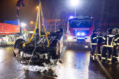 Tragischer Unfall - Fahrzeug stürzt in eiskalte Enns DRAXLER-202212141849-040.jpg