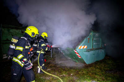 Containerbrand rasch von Feuerwehr gelöscht BRANDSTAETTER-20221214-23.jpg