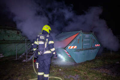 Containerbrand rasch von Feuerwehr gelöscht BRANDSTAETTER-20221214-29.jpg