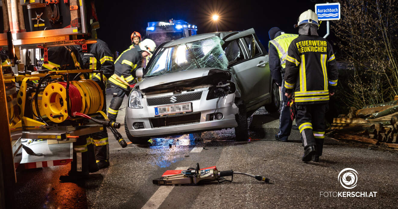 Titelbild: Verkehrsunfall mit eingeklemmter Person auf der Großalmtalstraße