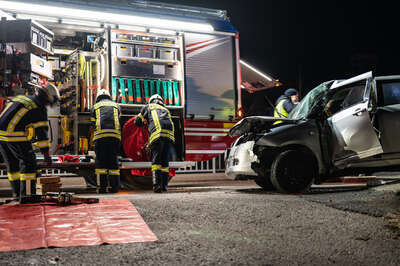Verkehrsunfall mit eingeklemmter Person auf der Großalmtalstraße FVM-7138.jpg