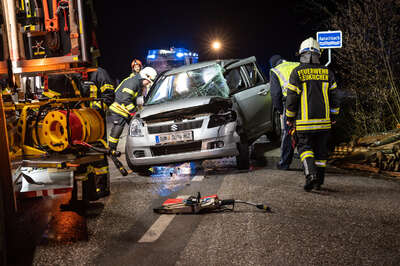 Verkehrsunfall mit eingeklemmter Person auf der Großalmtalstraße FVM-7157.jpg
