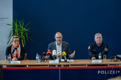 Pressekonferenz - Mutmaßliche Drahtzieher nach Halloween-Krawallen festgenommen FOKE-2022122711021246-004.jpg