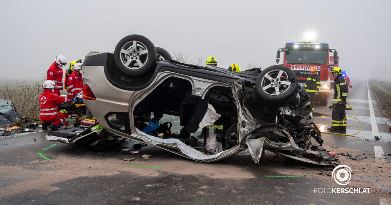 Tödlicher Verkehrsunfall – Zwei eingeklemmte Personen bei Verkehrsunfall