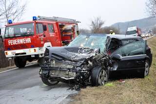 Zwei Schwerverletzte nach Frontalzusammenstoß. vu-steyregg-linzerstrasse_07.jpg
