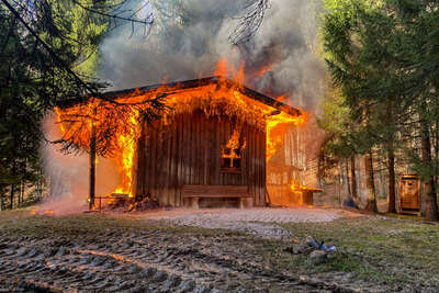 Brand einer Hütte am Attersee image1.jpg